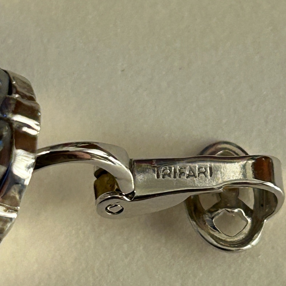 Trifari Earrings Vintage NWOT, clear oval faceted crystals round silver clip ons - Picture 7 of 7